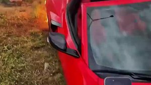 Sa voiture prend feu en quelques secondes alors qu'il conduit