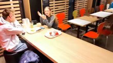 Prank s’incruster dans une table et mettre le malaise humour