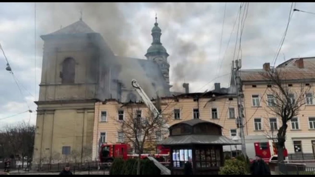 Attacchi con drone nel centro di Leopoli, in fiamme un palazzo