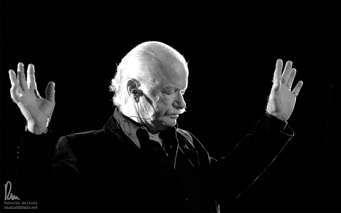 Gino Paoli canta a occhi chiusi "Il cielo in una stanza". I ricordi e gli omaggi dei colleghi