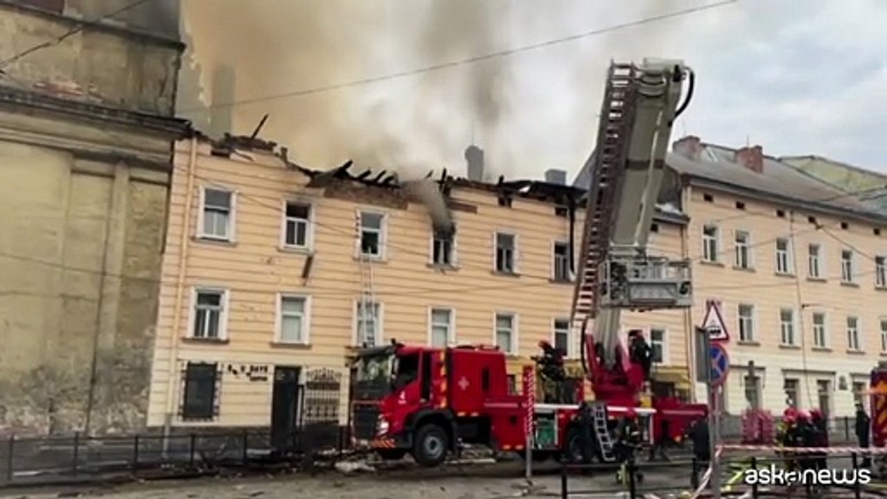 Attacchi con drone nel centro di Leopoli, in fiamme un palazzo