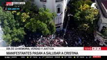 Manifestantes pasaron a saludar a Cristina Kirchner