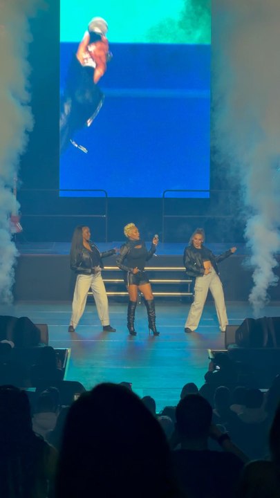 Lynshaa is a true R&B star from the 2000s, known for her smooth voice, emotional performances, and natural stage charisma. Her talent and style made her one of the memorable voices of French R&B from that era. ✨