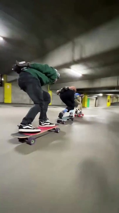 Course de skate démente dans un parking