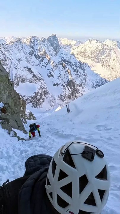 Cet alpiniste fait une chute incroyable mais retombe sur ses pieds