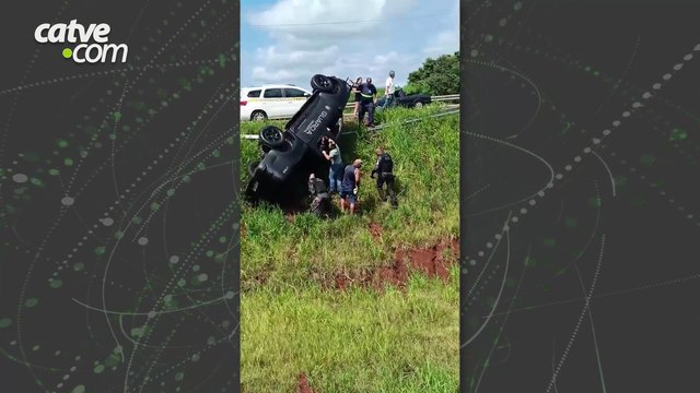 Viatura da Guarda Municipal capota durante deslocamento para ocorrência em Foz do Iguaçu