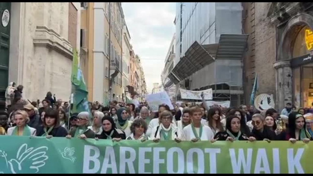 Madri palestinesi e israeliane a Roma camminano scalze per la pace