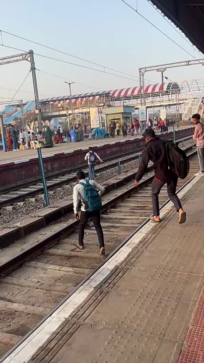 भारतीय रेलवे की धजिया उड़ाई जा रही है