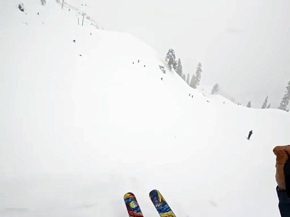 Ils découvrent un skieur la tête dans la neige