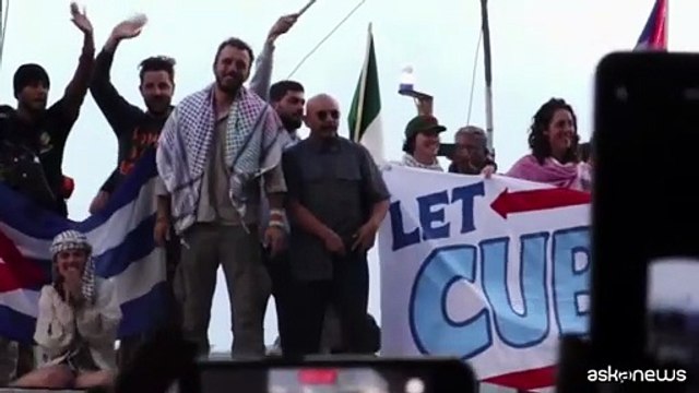 Cubani e attivisti festeggiano l'arrivo della Flotilla a L'Avana