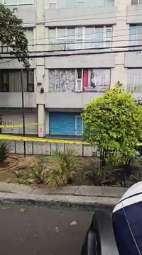 Un joven de aproximadamente 20 años resultó lesionado tras caer desde un cuarto piso junto con un tanque de gas, en un complejo de departamentos en la colonia Ciudad de los Deportes
