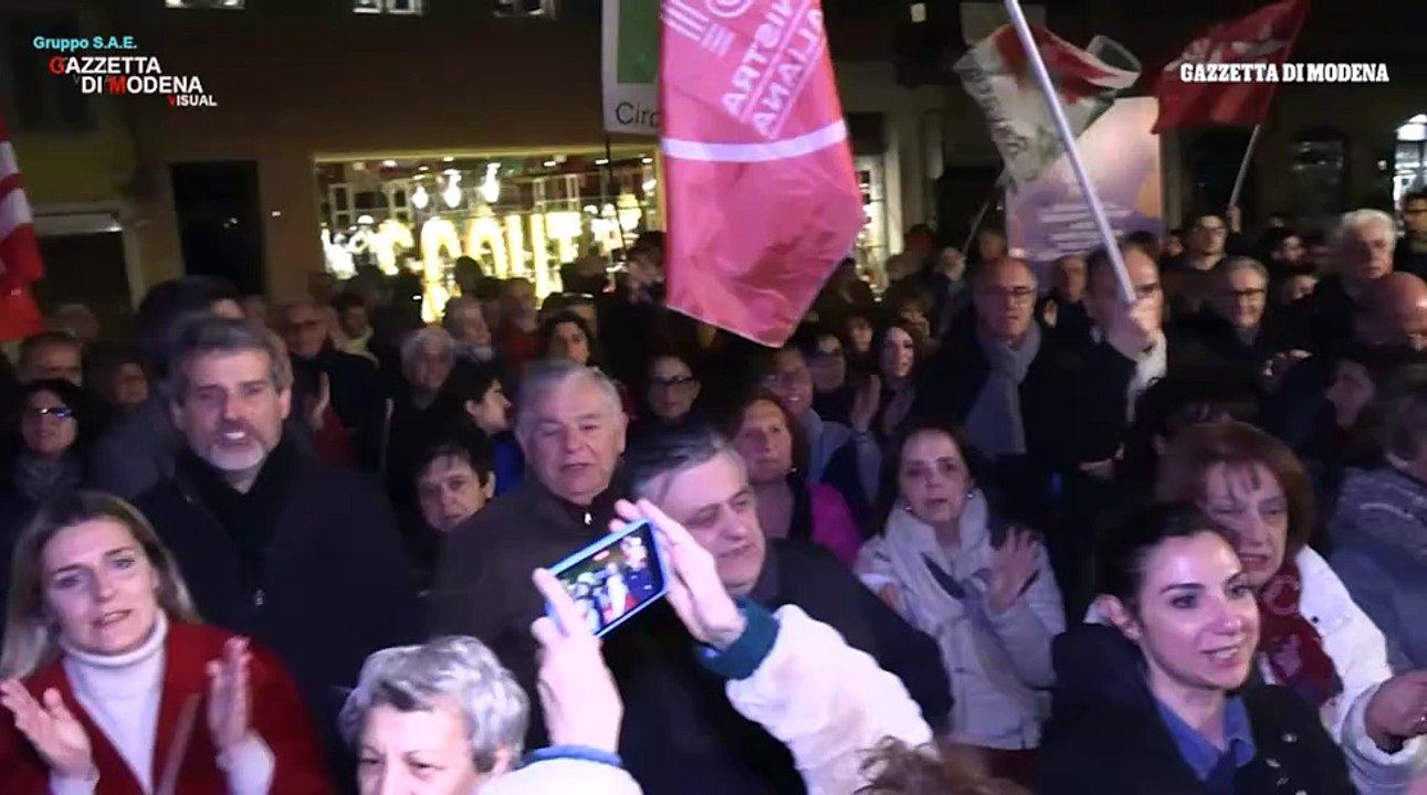 Modena, festa in piazza per la vittoria del no al referendum