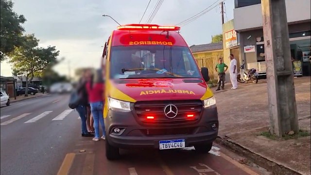 Adolescente de 17 anos fica ferida após colisão entre moto elétrica e carro na Tito Muffato