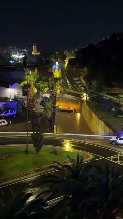 Guagua en riada en el Puerto de la Cruz