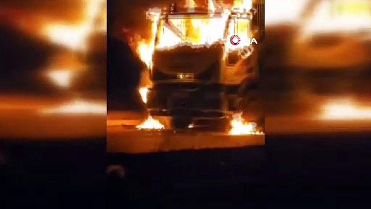Van'da çöp kamyonu alev alev yandı
