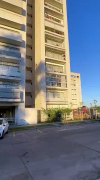 Alertaron del colapso de la tirantería metálica de una de las ventanas en el complejo Estación Buenos Aires.