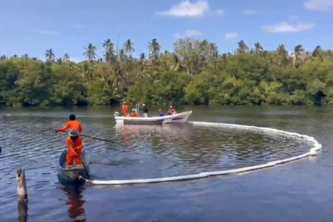 Playas de Tabasco pueden recibir turistas en Semana Santa tras derrame de petróleo; confirma Secretaría de Salud