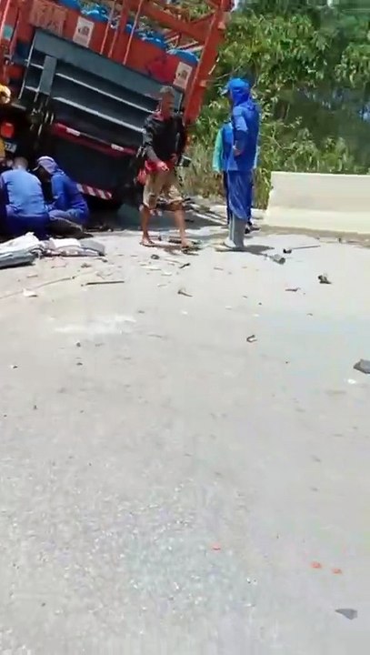 Colisão entre caçamba e caminhão de gás deixa motorista preso às ferragens em Maceió