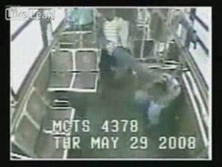 Brutale aggressione a un ragazzino