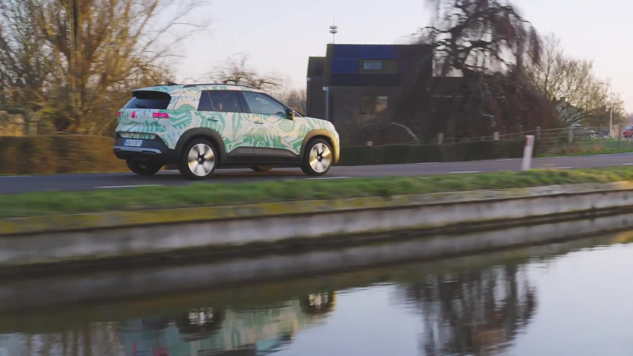 Ausblick auf künftiges elektrisches Kompakt-SUV - Der neue Volkswagen ID. Cross unterwegs in Amsterdam
