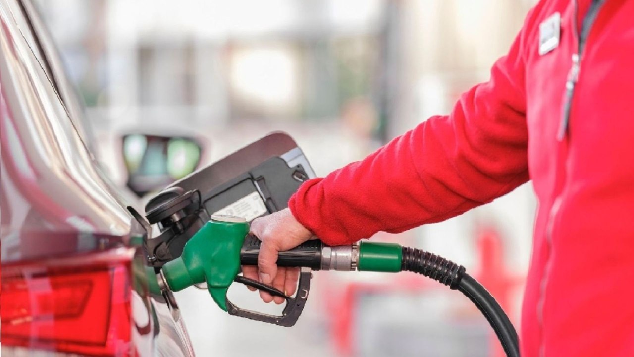 West Asia War Triggers Fuel Panic in India: Massive Queues at Petrol Pumps in Hyderabad