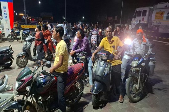 पेट्रोल-डीजल की कमी की अफवाह ने हड़कंप, पंपों पर लगी लंबी लाइन