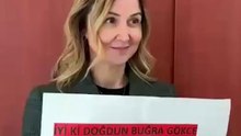 Filiz Kahveci Gökce elinde bir A4 kağıtla eşi Buğra Gökce’nin doğum gününü kutladı.
