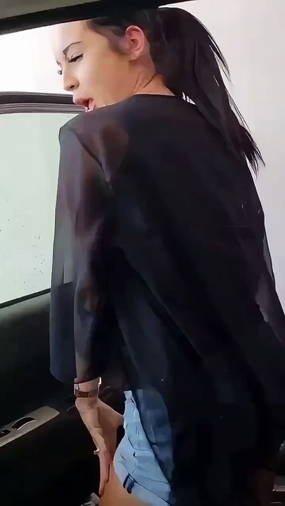 Une femme s’est mise à danser dans une station de lavage auto… et la situation a mal tourné