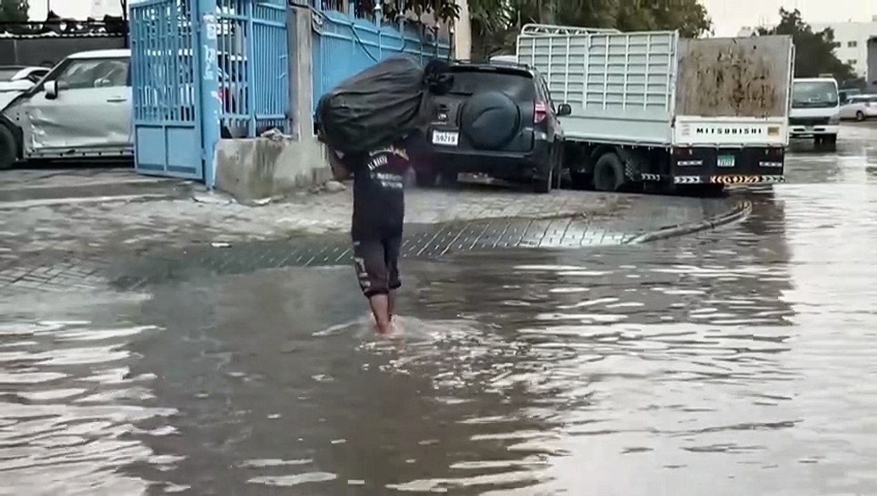 Sharjah: heftiger Regen setzt Straßen unter Wasser