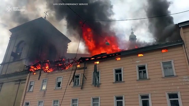 Attacco con drone russo danneggia il centro storico di Leopoli, in Ucraina