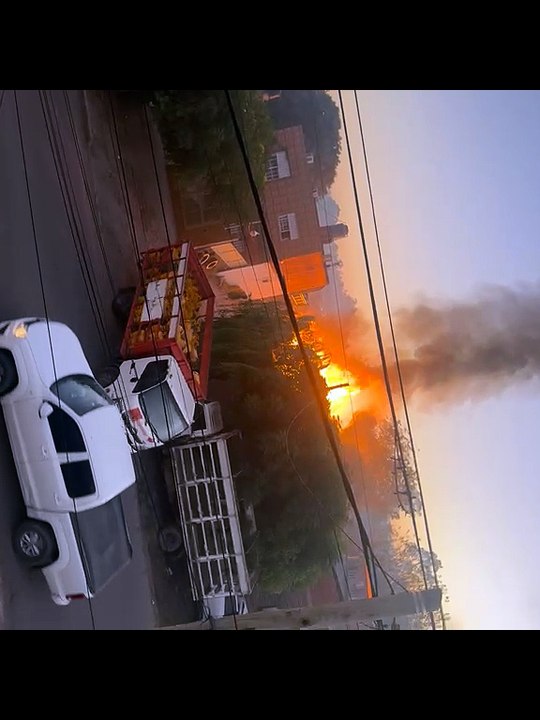 Incendio en un depósito de garrafas en Merlo: hay al menos tres heridos y se registraron fuertes explosiones