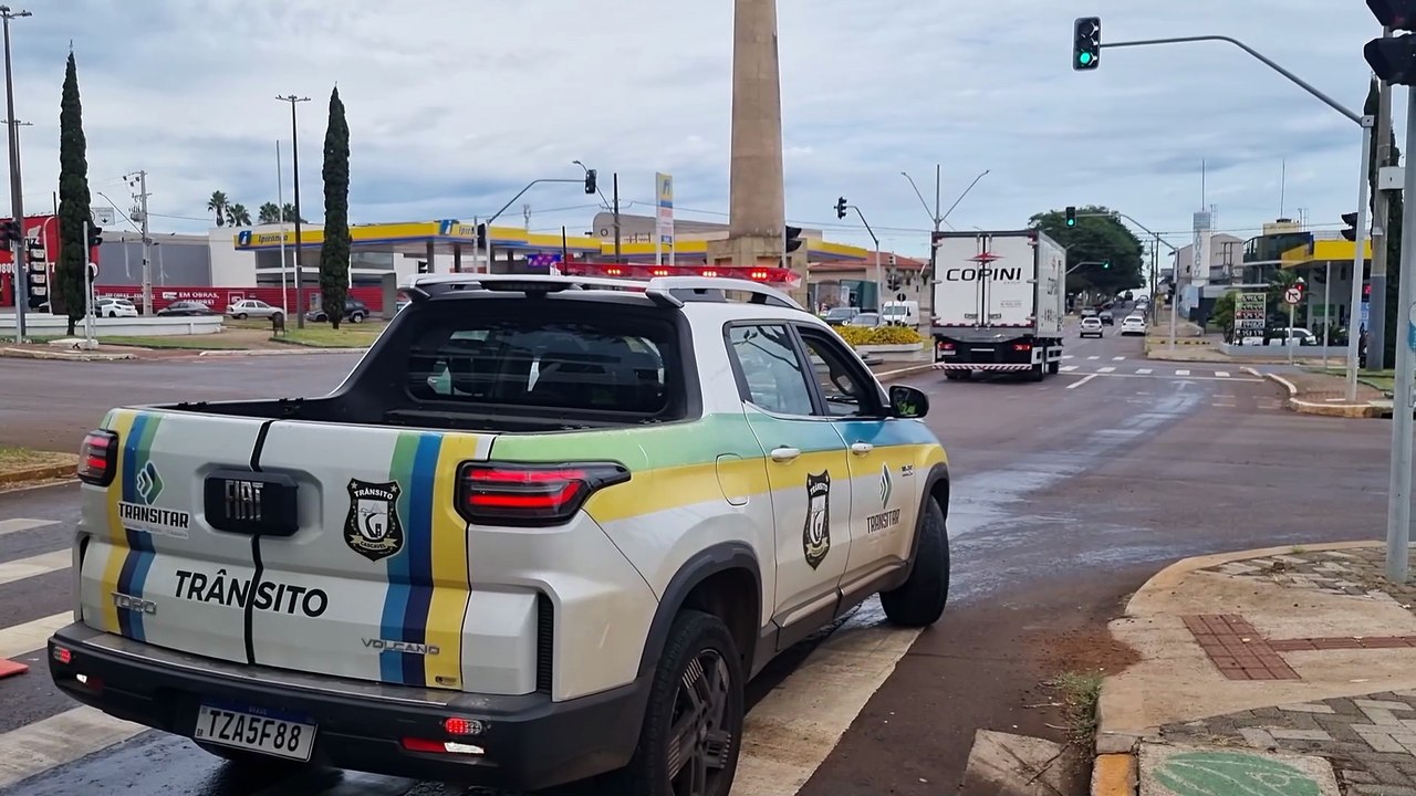 Mancha de óleo provoca queda de cerca de cinco motociclistas no cruzamento da Av. Brasil com Rocha Pombo