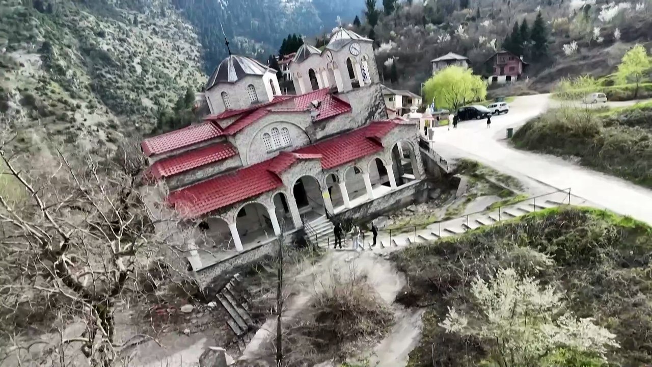 Ropoto: Touristen testen Gleichgewicht in schiefer Kirche