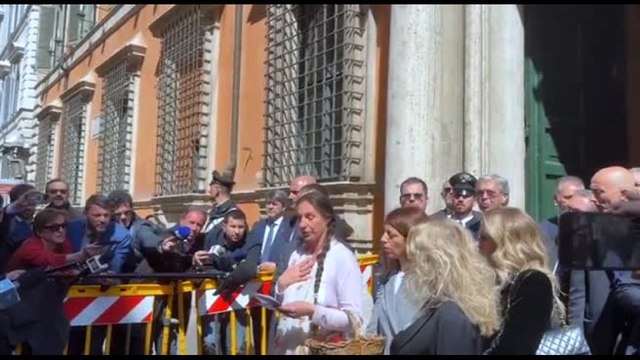 Famiglia del bosco da La Russa, la madre: sempre rispettate le leggi