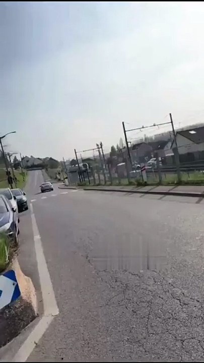 🚨 RER D percute une voiture au passage à niveau de Corbeil-Essonnes — La conductrice s'échappe de justesse