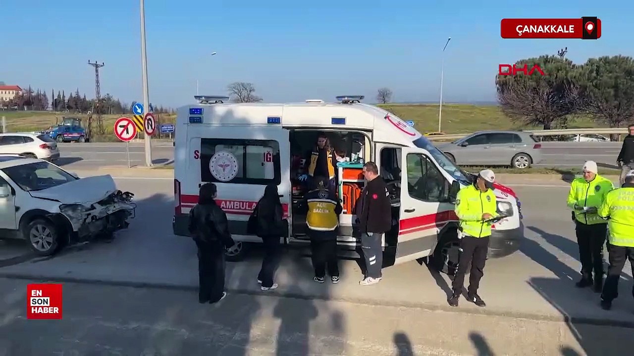 Çanakkale'de yolcu minibüsüyle otomobil çarpıştı