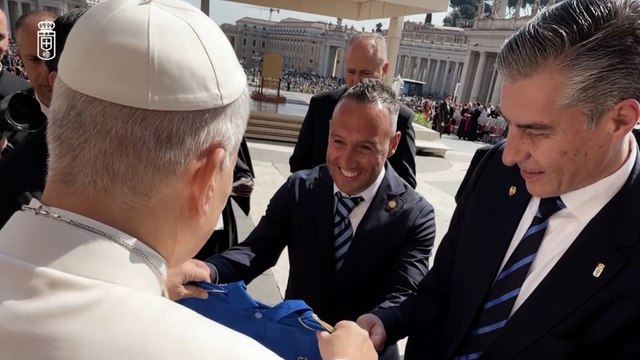 El Papa León XIV recibe del mítico Santi Cazorla la camiseta del Real Oviedo: Nos vemos en España