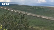 Vehículos militares israelíes maniobran en el lado libanés de la frontera