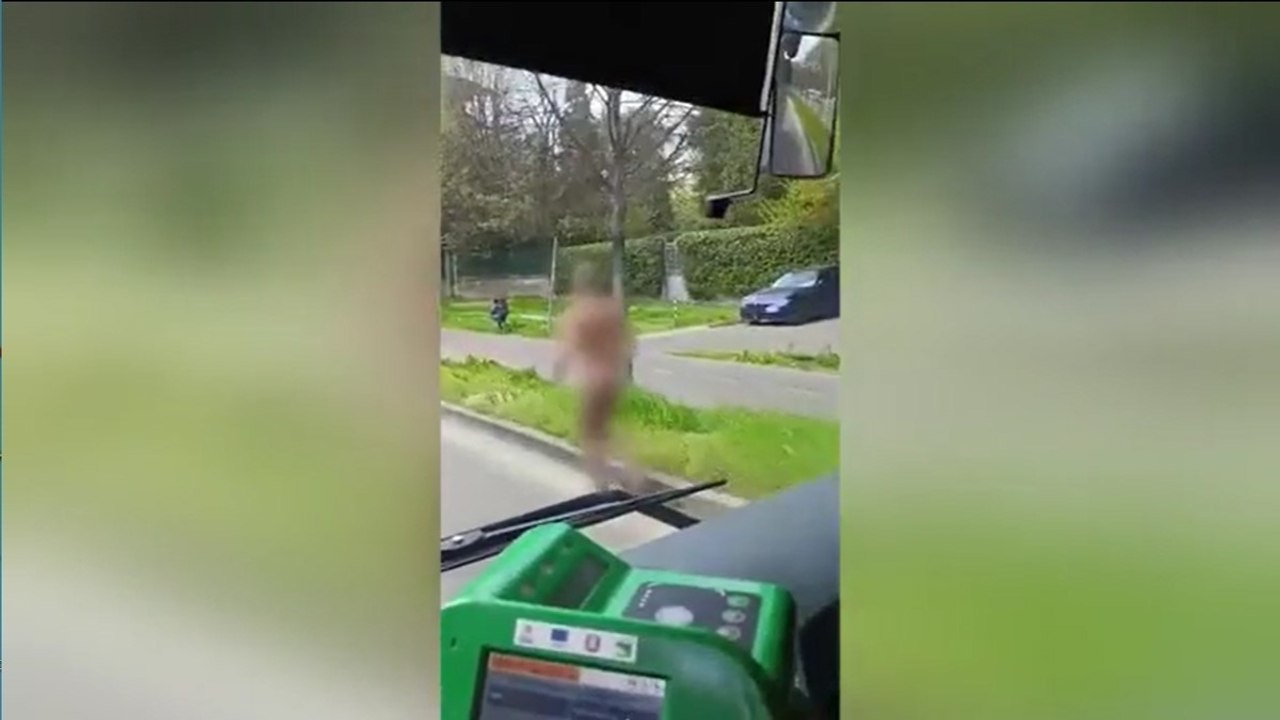 Reggio Emilia, il video dell'uomo nudo che corre in strada e sale sulle auto: portato in ospedale