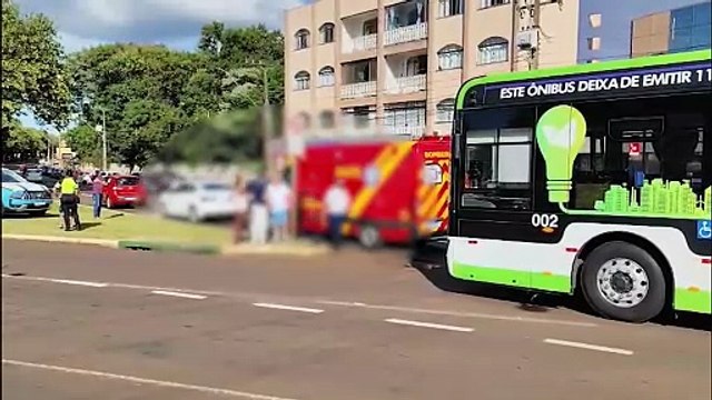 Quatro pessoas ficam feridas em forte colisão entre carro e ônibus na Avenida Brasil