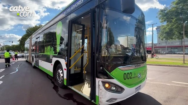Quatro pessoas ficam feridas após batida entre ônibus elétrico e carro em Cascavel