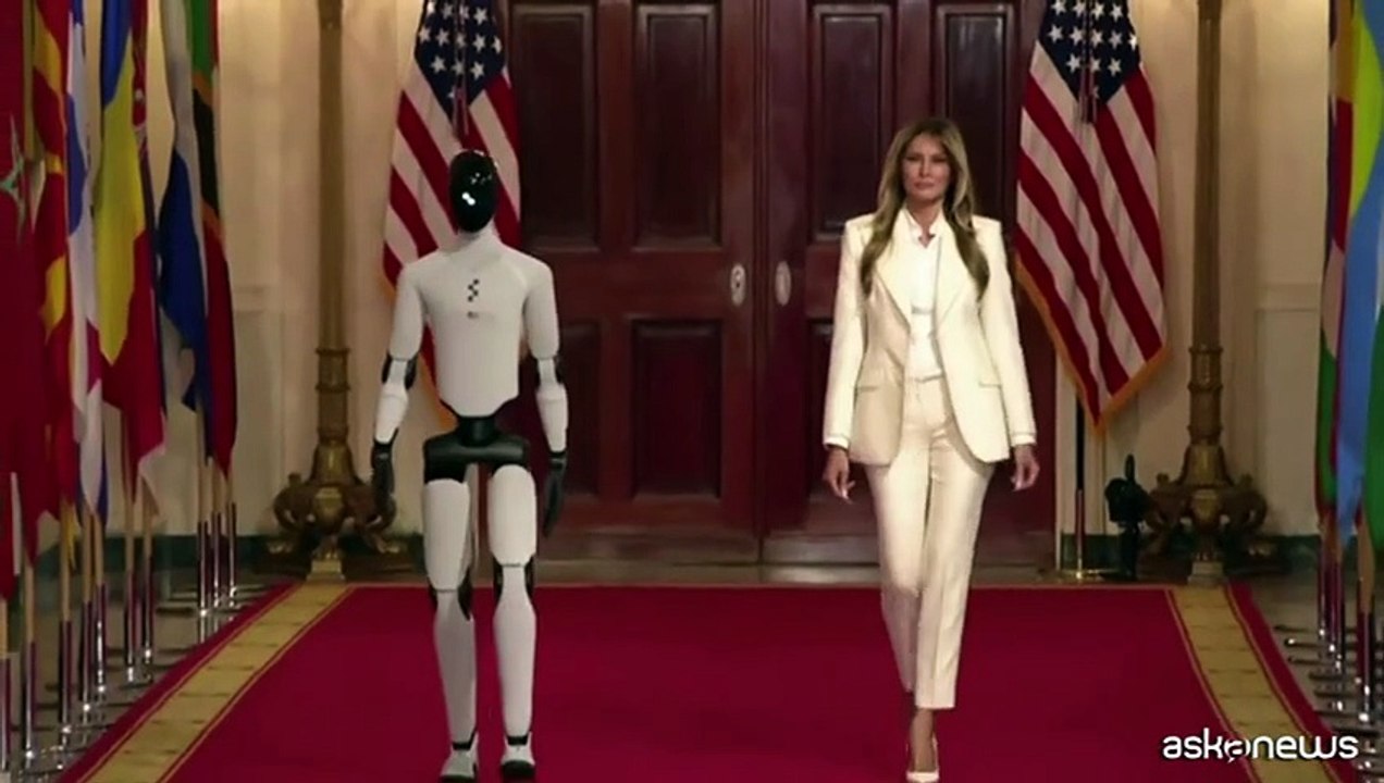 Brigitte Macron accolta alla Casa Bianca da un robot umanoide