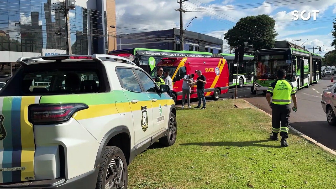 Colisão entre ônibus e carro deixa feridos na Avenida Brasil, em Cascavel