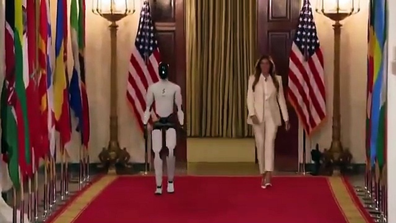 Melania Trump junto a un robot humanoide en la Casa Blanca