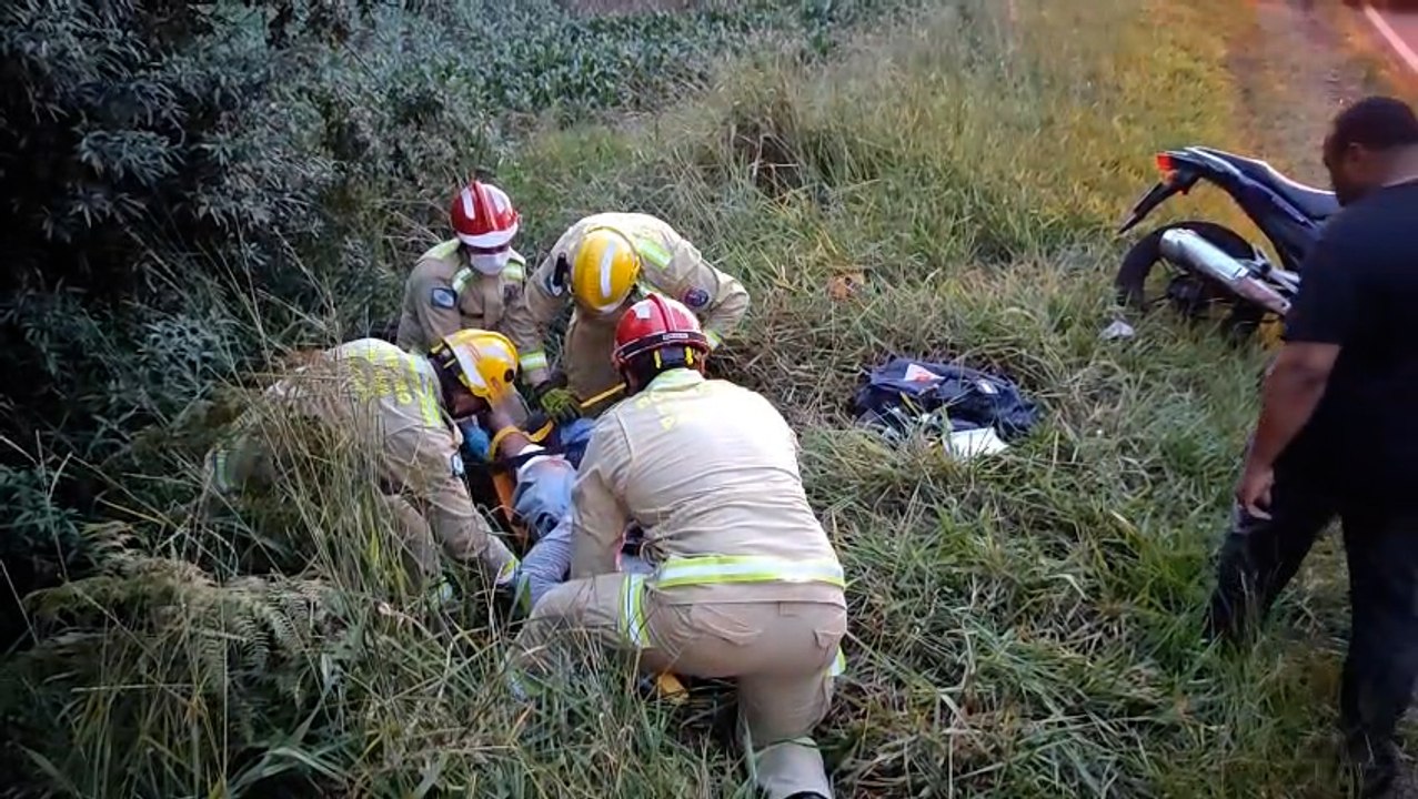 Dois ocupantes de moto ficam feridos após forte colisão na marginal da BR-467 em Cascavel