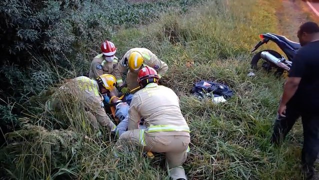 Dois ocupantes de moto ficam feridos após forte colisão na marginal da BR-467 em Cascavel