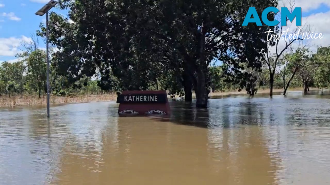 Floodwaters swamp Katherine as river nears major level again