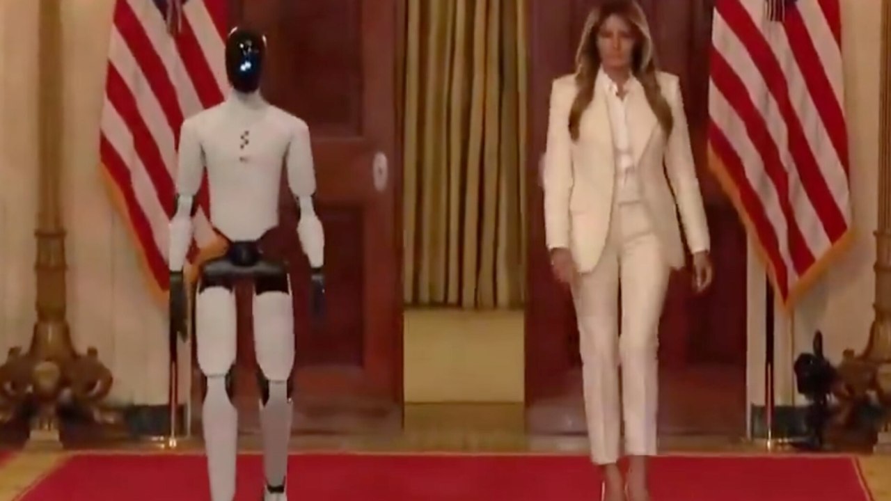 Casa Bianca: Melania Trump sfila con il robot