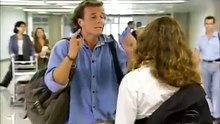 Novela Andando nas Nuvens (1999) - Júlia inventa que Raul e Chico estão armados no aeroporto
