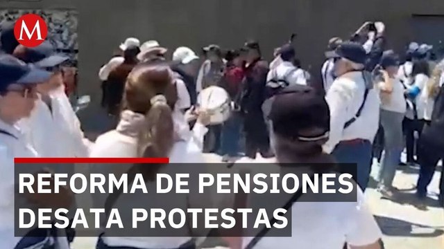 Extrabajadores de CFE protestan en Diputados contra reforma de pensiones